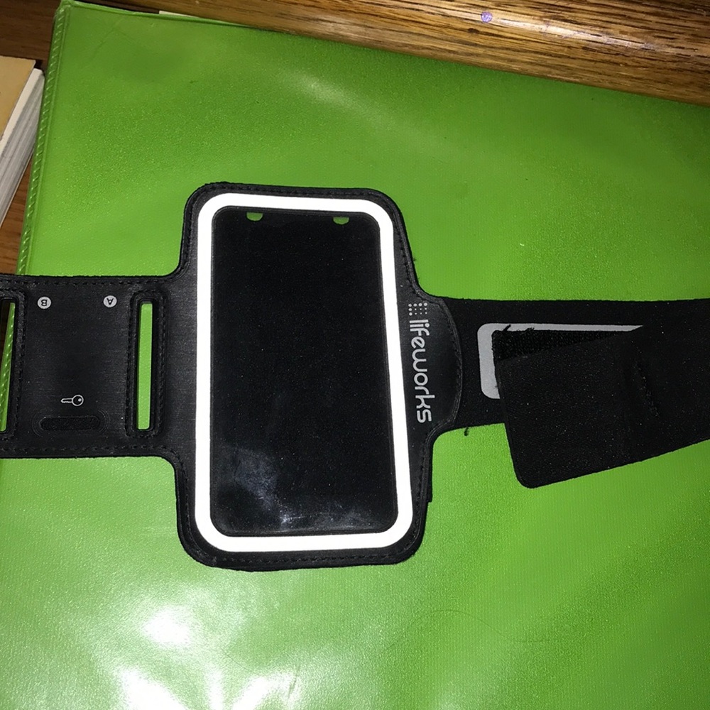 running arm band to hold phone